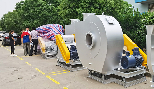 王经理在高压助燃风机出货现场验收 王经理在高压助燃风机出货现场验收